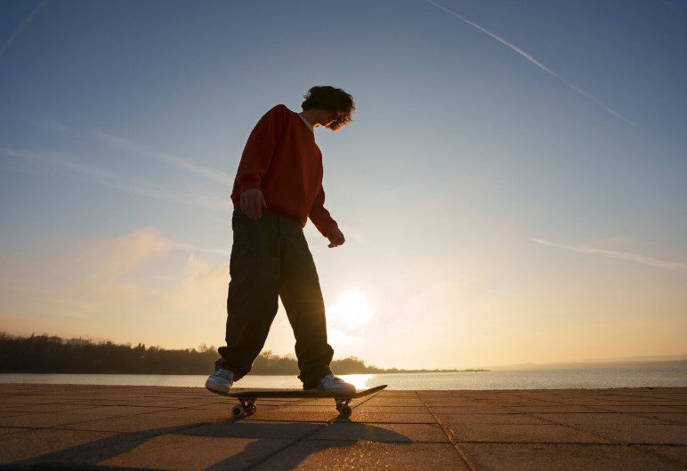 Garoto usando tênis para andar de skate