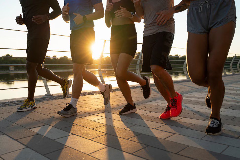 Pesssoas correndo uma maratona na rua