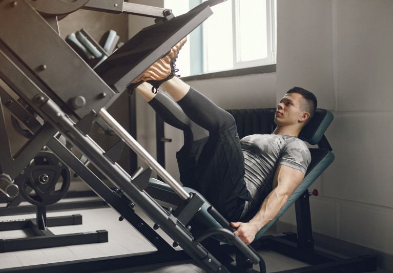 Homem usando Tênis Para Treino de Perna