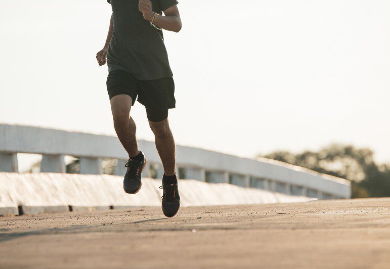 Homem Usando Tênis Nike no dia a dia