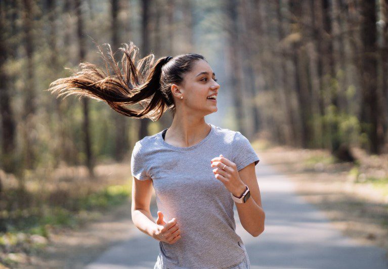 mulher correndo usando tênis de corrida Nike
